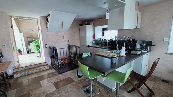Maison d'habitation sur 2 niveaux comprenant 2 logements mitoyens avec garage et terrain La Cavalerie 7 pièce(s) 150.5 m2 La cavalerie