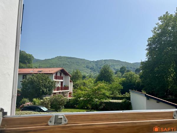 Maisonnette T4 avec petit jardin à URRUGNE, une terrasse vue montagnes et stationnements privatifs