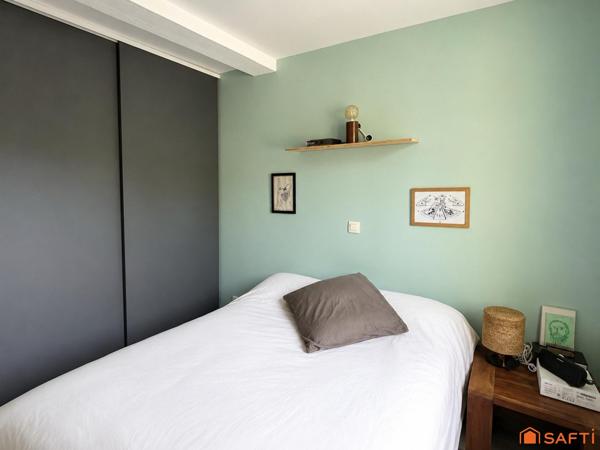 Maisonnette T4 avec petit jardin à URRUGNE, une terrasse vue montagnes et stationnements privatifs