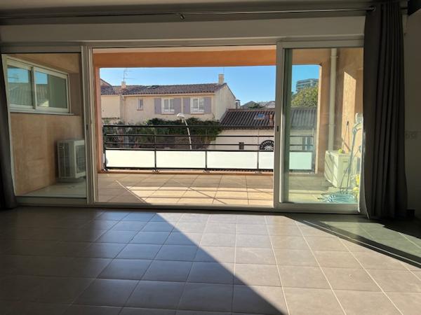 Marseille (13008) VENTE APPARTEMENT T6 DERNIER ETAGE DUPLEX 134,60 M2 CARREZ (150,70 M2 HABITABLE) BD DES JONCS 13008 MARSEILLE