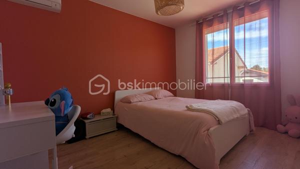Jimmy GOUGAUD BSK Immo vous propose en exclusivité agence cette belle rénovation récente dans un quartier calme de la commune de FEURS.
Ce bien se compose d'une habitation principale de 163 m2 et d'une dépendance entièrement habitable de 53 m2.
Le tout se situe sur une parcelle de 699m2.

L'habitation de 163 m2 sur deux niveaux s'organise de la manière suivante:
- Au RDC un hall , une vaste pièce de vie très lumineuse, une cuisine équipée ouverte sur cette pièce de vie, une salle de jeu qui pourrait être transformée en  chambre au besoin, une coin buanderie et un WC
- A l'étage, 3 belles chambres dont une possède sa propre terrasse avec la vue sur le terrain, un dressing qui peut aussi se transformer en chambre, une salle de bains avec douche , baignoire et un WC. Ce niveau est climatisé.

La dépendance de 53m2 qui se trouve sur l'avant de la maison et peut être indépendante pour créer une location permanente ou saisonnière elle aussi s'organise sur deux niveaux:
- Au rdc une grande pièce avec un coin cuisine et une buanderie.
- A l'étage une grande chambre avec une salle d'eau.
Cette dépendance est entièrement climatisée

A l'extérieur une belle terrasse exposée sud-Ouest , un espace abrité idéal pour un petit salon d'été, une pergola pour l'espace repas et la piscine de  3,5m/7M sécurisée par une barrière.

L'ensemble a été rénové avec de beaux matériaux avec une finition soignée, aucun travaux a prévoir!!!!
A noter cette dépendance est une vrai "maison" supplémentaire avec un loyer éventuel de 600€ par mois!!!

A VISITER SANS TARDER!!!!
