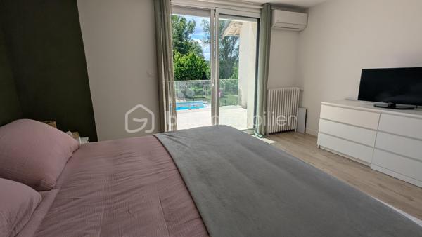 Jimmy GOUGAUD BSK Immo vous propose en exclusivité agence cette belle rénovation récente dans un quartier calme de la commune de FEURS.
Ce bien se compose d'une habitation principale de 163 m2 et d'une dépendance entièrement habitable de 53 m2.
Le tout se situe sur une parcelle de 699m2.

L'habitation de 163 m2 sur deux niveaux s'organise de la manière suivante:
- Au RDC un hall , une vaste pièce de vie très lumineuse, une cuisine équipée ouverte sur cette pièce de vie, une salle de jeu qui pourrait être transformée en  chambre au besoin, une coin buanderie et un WC
- A l'étage, 3 belles chambres dont une possède sa propre terrasse avec la vue sur le terrain, un dressing qui peut aussi se transformer en chambre, une salle de bains avec douche , baignoire et un WC. Ce niveau est climatisé.

La dépendance de 53m2 qui se trouve sur l'avant de la maison et peut être indépendante pour créer une location permanente ou saisonnière elle aussi s'organise sur deux niveaux:
- Au rdc une grande pièce avec un coin cuisine et une buanderie.
- A l'étage une grande chambre avec une salle d'eau.
Cette dépendance est entièrement climatisée

A l'extérieur une belle terrasse exposée sud-Ouest , un espace abrité idéal pour un petit salon d'été, une pergola pour l'espace repas et la piscine de  3,5m/7M sécurisée par une barrière.

L'ensemble a été rénové avec de beaux matériaux avec une finition soignée, aucun travaux a prévoir!!!!
A noter cette dépendance est une vrai "maison" supplémentaire avec un loyer éventuel de 600€ par mois!!!

A VISITER SANS TARDER!!!!