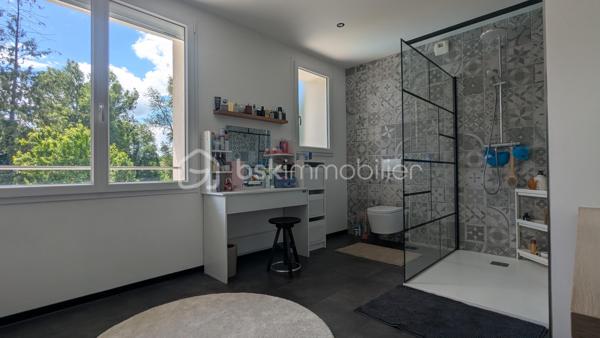 Jimmy GOUGAUD BSK Immo vous propose en exclusivité agence cette belle rénovation récente dans un quartier calme de la commune de FEURS.
Ce bien se compose d'une habitation principale de 163 m2 et d'une dépendance entièrement habitable de 53 m2.
Le tout se situe sur une parcelle de 699m2.

L'habitation de 163 m2 sur deux niveaux s'organise de la manière suivante:
- Au RDC un hall , une vaste pièce de vie très lumineuse, une cuisine équipée ouverte sur cette pièce de vie, une salle de jeu qui pourrait être transformée en  chambre au besoin, une coin buanderie et un WC
- A l'étage, 3 belles chambres dont une possède sa propre terrasse avec la vue sur le terrain, un dressing qui peut aussi se transformer en chambre, une salle de bains avec douche , baignoire et un WC. Ce niveau est climatisé.

La dépendance de 53m2 qui se trouve sur l'avant de la maison et peut être indépendante pour créer une location permanente ou saisonnière elle aussi s'organise sur deux niveaux:
- Au rdc une grande pièce avec un coin cuisine et une buanderie.
- A l'étage une grande chambre avec une salle d'eau.
Cette dépendance est entièrement climatisée

A l'extérieur une belle terrasse exposée sud-Ouest , un espace abrité idéal pour un petit salon d'été, une pergola pour l'espace repas et la piscine de  3,5m/7M sécurisée par une barrière.

L'ensemble a été rénové avec de beaux matériaux avec une finition soignée, aucun travaux a prévoir!!!!
A noter cette dépendance est une vrai "maison" supplémentaire avec un loyer éventuel de 600€ par mois!!!

A VISITER SANS TARDER!!!!
