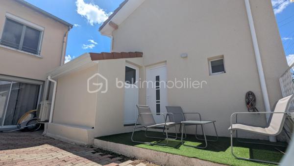 Jimmy GOUGAUD BSK Immo vous propose en exclusivité agence cette belle rénovation récente dans un quartier calme de la commune de FEURS.
Ce bien se compose d'une habitation principale de 163 m2 et d'une dépendance entièrement habitable de 53 m2.
Le tout se situe sur une parcelle de 699m2.

L'habitation de 163 m2 sur deux niveaux s'organise de la manière suivante:
- Au RDC un hall , une vaste pièce de vie très lumineuse, une cuisine équipée ouverte sur cette pièce de vie, une salle de jeu qui pourrait être transformée en  chambre au besoin, une coin buanderie et un WC
- A l'étage, 3 belles chambres dont une possède sa propre terrasse avec la vue sur le terrain, un dressing qui peut aussi se transformer en chambre, une salle de bains avec douche , baignoire et un WC. Ce niveau est climatisé.

La dépendance de 53m2 qui se trouve sur l'avant de la maison et peut être indépendante pour créer une location permanente ou saisonnière elle aussi s'organise sur deux niveaux:
- Au rdc une grande pièce avec un coin cuisine et une buanderie.
- A l'étage une grande chambre avec une salle d'eau.
Cette dépendance est entièrement climatisée

A l'extérieur une belle terrasse exposée sud-Ouest , un espace abrité idéal pour un petit salon d'été, une pergola pour l'espace repas et la piscine de  3,5m/7M sécurisée par une barrière.

L'ensemble a été rénové avec de beaux matériaux avec une finition soignée, aucun travaux a prévoir!!!!
A noter cette dépendance est une vrai "maison" supplémentaire avec un loyer éventuel de 600€ par mois!!!

A VISITER SANS TARDER!!!!