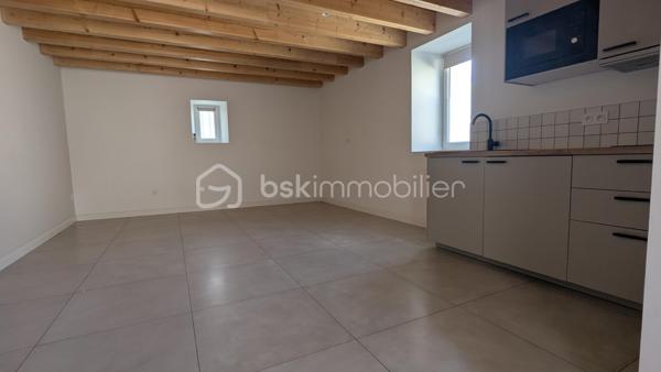 Jimmy GOUGAUD BSK Immo vous propose en exclusivité agence cette belle rénovation récente dans un quartier calme de la commune de FEURS.
Ce bien se compose d'une habitation principale de 163 m2 et d'une dépendance entièrement habitable de 53 m2.
Le tout se situe sur une parcelle de 699m2.

L'habitation de 163 m2 sur deux niveaux s'organise de la manière suivante:
- Au RDC un hall , une vaste pièce de vie très lumineuse, une cuisine équipée ouverte sur cette pièce de vie, une salle de jeu qui pourrait être transformée en  chambre au besoin, une coin buanderie et un WC
- A l'étage, 3 belles chambres dont une possède sa propre terrasse avec la vue sur le terrain, un dressing qui peut aussi se transformer en chambre, une salle de bains avec douche , baignoire et un WC. Ce niveau est climatisé.

La dépendance de 53m2 qui se trouve sur l'avant de la maison et peut être indépendante pour créer une location permanente ou saisonnière elle aussi s'organise sur deux niveaux:
- Au rdc une grande pièce avec un coin cuisine et une buanderie.
- A l'étage une grande chambre avec une salle d'eau.
Cette dépendance est entièrement climatisée

A l'extérieur une belle terrasse exposée sud-Ouest , un espace abrité idéal pour un petit salon d'été, une pergola pour l'espace repas et la piscine de  3,5m/7M sécurisée par une barrière.

L'ensemble a été rénové avec de beaux matériaux avec une finition soignée, aucun travaux a prévoir!!!!
A noter cette dépendance est une vrai "maison" supplémentaire avec un loyer éventuel de 600€ par mois!!!

A VISITER SANS TARDER!!!!