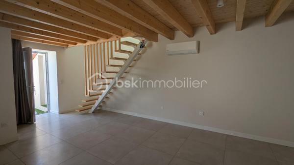 Jimmy GOUGAUD BSK Immo vous propose en exclusivité agence cette belle rénovation récente dans un quartier calme de la commune de FEURS.
Ce bien se compose d'une habitation principale de 163 m2 et d'une dépendance entièrement habitable de 53 m2.
Le tout se situe sur une parcelle de 699m2.

L'habitation de 163 m2 sur deux niveaux s'organise de la manière suivante:
- Au RDC un hall , une vaste pièce de vie très lumineuse, une cuisine équipée ouverte sur cette pièce de vie, une salle de jeu qui pourrait être transformée en  chambre au besoin, une coin buanderie et un WC
- A l'étage, 3 belles chambres dont une possède sa propre terrasse avec la vue sur le terrain, un dressing qui peut aussi se transformer en chambre, une salle de bains avec douche , baignoire et un WC. Ce niveau est climatisé.

La dépendance de 53m2 qui se trouve sur l'avant de la maison et peut être indépendante pour créer une location permanente ou saisonnière elle aussi s'organise sur deux niveaux:
- Au rdc une grande pièce avec un coin cuisine et une buanderie.
- A l'étage une grande chambre avec une salle d'eau.
Cette dépendance est entièrement climatisée

A l'extérieur une belle terrasse exposée sud-Ouest , un espace abrité idéal pour un petit salon d'été, une pergola pour l'espace repas et la piscine de  3,5m/7M sécurisée par une barrière.

L'ensemble a été rénové avec de beaux matériaux avec une finition soignée, aucun travaux a prévoir!!!!
A noter cette dépendance est une vrai "maison" supplémentaire avec un loyer éventuel de 600€ par mois!!!

A VISITER SANS TARDER!!!!