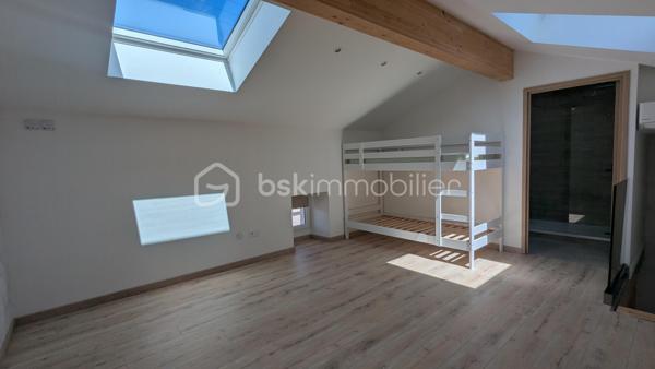 Jimmy GOUGAUD BSK Immo vous propose en exclusivité agence cette belle rénovation récente dans un quartier calme de la commune de FEURS.
Ce bien se compose d'une habitation principale de 163 m2 et d'une dépendance entièrement habitable de 53 m2.
Le tout se situe sur une parcelle de 699m2.

L'habitation de 163 m2 sur deux niveaux s'organise de la manière suivante:
- Au RDC un hall , une vaste pièce de vie très lumineuse, une cuisine équipée ouverte sur cette pièce de vie, une salle de jeu qui pourrait être transformée en  chambre au besoin, une coin buanderie et un WC
- A l'étage, 3 belles chambres dont une possède sa propre terrasse avec la vue sur le terrain, un dressing qui peut aussi se transformer en chambre, une salle de bains avec douche , baignoire et un WC. Ce niveau est climatisé.

La dépendance de 53m2 qui se trouve sur l'avant de la maison et peut être indépendante pour créer une location permanente ou saisonnière elle aussi s'organise sur deux niveaux:
- Au rdc une grande pièce avec un coin cuisine et une buanderie.
- A l'étage une grande chambre avec une salle d'eau.
Cette dépendance est entièrement climatisée

A l'extérieur une belle terrasse exposée sud-Ouest , un espace abrité idéal pour un petit salon d'été, une pergola pour l'espace repas et la piscine de  3,5m/7M sécurisée par une barrière.

L'ensemble a été rénové avec de beaux matériaux avec une finition soignée, aucun travaux a prévoir!!!!
A noter cette dépendance est une vrai "maison" supplémentaire avec un loyer éventuel de 600€ par mois!!!

A VISITER SANS TARDER!!!!