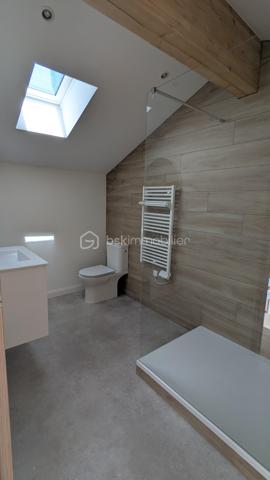 Jimmy GOUGAUD BSK Immo vous propose en exclusivité agence cette belle rénovation récente dans un quartier calme de la commune de FEURS.
Ce bien se compose d'une habitation principale de 163 m2 et d'une dépendance entièrement habitable de 53 m2.
Le tout se situe sur une parcelle de 699m2.

L'habitation de 163 m2 sur deux niveaux s'organise de la manière suivante:
- Au RDC un hall , une vaste pièce de vie très lumineuse, une cuisine équipée ouverte sur cette pièce de vie, une salle de jeu qui pourrait être transformée en  chambre au besoin, une coin buanderie et un WC
- A l'étage, 3 belles chambres dont une possède sa propre terrasse avec la vue sur le terrain, un dressing qui peut aussi se transformer en chambre, une salle de bains avec douche , baignoire et un WC. Ce niveau est climatisé.

La dépendance de 53m2 qui se trouve sur l'avant de la maison et peut être indépendante pour créer une location permanente ou saisonnière elle aussi s'organise sur deux niveaux:
- Au rdc une grande pièce avec un coin cuisine et une buanderie.
- A l'étage une grande chambre avec une salle d'eau.
Cette dépendance est entièrement climatisée

A l'extérieur une belle terrasse exposée sud-Ouest , un espace abrité idéal pour un petit salon d'été, une pergola pour l'espace repas et la piscine de  3,5m/7M sécurisée par une barrière.

L'ensemble a été rénové avec de beaux matériaux avec une finition soignée, aucun travaux a prévoir!!!!
A noter cette dépendance est une vrai "maison" supplémentaire avec un loyer éventuel de 600€ par mois!!!

A VISITER SANS TARDER!!!!