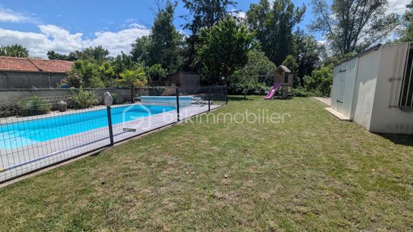 Jimmy GOUGAUD BSK Immo vous propose en exclusivité agence cette belle rénovation récente dans un quartier calme de la commune de FEURS.
Ce bien se compose d'une habitation principale de 163 m2 et d'une dépendance entièrement habitable de 53 m2.
Le tout se situe sur une parcelle de 699m2.

L'habitation de 163 m2 sur deux niveaux s'organise de la manière suivante:
- Au RDC un hall , une vaste pièce de vie très lumineuse, une cuisine équipée ouverte sur cette pièce de vie, une salle de jeu qui pourrait être transformée en  chambre au besoin, une coin buanderie et un WC
- A l'étage, 3 belles chambres dont une possède sa propre terrasse avec la vue sur le terrain, un dressing qui peut aussi se transformer en chambre, une salle de bains avec douche , baignoire et un WC. Ce niveau est climatisé.

La dépendance de 53m2 qui se trouve sur l'avant de la maison et peut être indépendante pour créer une location permanente ou saisonnière elle aussi s'organise sur deux niveaux:
- Au rdc une grande pièce avec un coin cuisine et une buanderie.
- A l'étage une grande chambre avec une salle d'eau.
Cette dépendance est entièrement climatisée

A l'extérieur une belle terrasse exposée sud-Ouest , un espace abrité idéal pour un petit salon d'été, une pergola pour l'espace repas et la piscine de  3,5m/7M sécurisée par une barrière.

L'ensemble a été rénové avec de beaux matériaux avec une finition soignée, aucun travaux a prévoir!!!!
A noter cette dépendance est une vrai "maison" supplémentaire avec un loyer éventuel de 600€ par mois!!!

A VISITER SANS TARDER!!!!