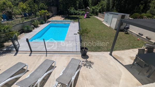 Jimmy GOUGAUD BSK Immo vous propose en exclusivité agence cette belle rénovation récente dans un quartier calme de la commune de FEURS.
Ce bien se compose d'une habitation principale de 163 m2 et d'une dépendance entièrement habitable de 53 m2.
Le tout se situe sur une parcelle de 699m2.

L'habitation de 163 m2 sur deux niveaux s'organise de la manière suivante:
- Au RDC un hall , une vaste pièce de vie très lumineuse, une cuisine équipée ouverte sur cette pièce de vie, une salle de jeu qui pourrait être transformée en  chambre au besoin, une coin buanderie et un WC
- A l'étage, 3 belles chambres dont une possède sa propre terrasse avec la vue sur le terrain, un dressing qui peut aussi se transformer en chambre, une salle de bains avec douche , baignoire et un WC. Ce niveau est climatisé.

La dépendance de 53m2 qui se trouve sur l'avant de la maison et peut être indépendante pour créer une location permanente ou saisonnière elle aussi s'organise sur deux niveaux:
- Au rdc une grande pièce avec un coin cuisine et une buanderie.
- A l'étage une grande chambre avec une salle d'eau.
Cette dépendance est entièrement climatisée

A l'extérieur une belle terrasse exposée sud-Ouest , un espace abrité idéal pour un petit salon d'été, une pergola pour l'espace repas et la piscine de  3,5m/7M sécurisée par une barrière.

L'ensemble a été rénové avec de beaux matériaux avec une finition soignée, aucun travaux a prévoir!!!!
A noter cette dépendance est une vrai "maison" supplémentaire avec un loyer éventuel de 600€ par mois!!!

A VISITER SANS TARDER!!!!