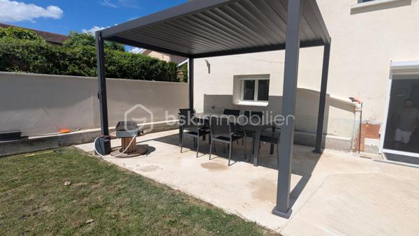 Jimmy GOUGAUD BSK Immo vous propose en exclusivité agence cette belle rénovation récente dans un quartier calme de la commune de FEURS.
Ce bien se compose d'une habitation principale de 163 m2 et d'une dépendance entièrement habitable de 53 m2.
Le tout se situe sur une parcelle de 699m2.

L'habitation de 163 m2 sur deux niveaux s'organise de la manière suivante:
- Au RDC un hall , une vaste pièce de vie très lumineuse, une cuisine équipée ouverte sur cette pièce de vie, une salle de jeu qui pourrait être transformée en  chambre au besoin, une coin buanderie et un WC
- A l'étage, 3 belles chambres dont une possède sa propre terrasse avec la vue sur le terrain, un dressing qui peut aussi se transformer en chambre, une salle de bains avec douche , baignoire et un WC. Ce niveau est climatisé.

La dépendance de 53m2 qui se trouve sur l'avant de la maison et peut être indépendante pour créer une location permanente ou saisonnière elle aussi s'organise sur deux niveaux:
- Au rdc une grande pièce avec un coin cuisine et une buanderie.
- A l'étage une grande chambre avec une salle d'eau.
Cette dépendance est entièrement climatisée

A l'extérieur une belle terrasse exposée sud-Ouest , un espace abrité idéal pour un petit salon d'été, une pergola pour l'espace repas et la piscine de  3,5m/7M sécurisée par une barrière.

L'ensemble a été rénové avec de beaux matériaux avec une finition soignée, aucun travaux a prévoir!!!!
A noter cette dépendance est une vrai "maison" supplémentaire avec un loyer éventuel de 600€ par mois!!!

A VISITER SANS TARDER!!!!