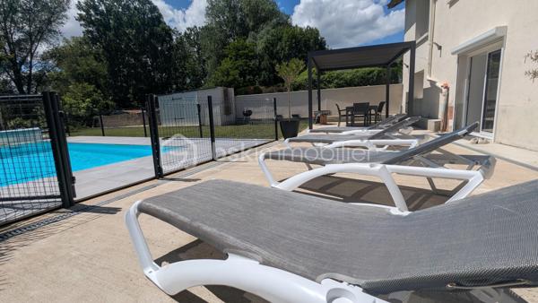 Jimmy GOUGAUD BSK Immo vous propose en exclusivité agence cette belle rénovation récente dans un quartier calme de la commune de FEURS.
Ce bien se compose d'une habitation principale de 163 m2 et d'une dépendance entièrement habitable de 53 m2.
Le tout se situe sur une parcelle de 699m2.

L'habitation de 163 m2 sur deux niveaux s'organise de la manière suivante:
- Au RDC un hall , une vaste pièce de vie très lumineuse, une cuisine équipée ouverte sur cette pièce de vie, une salle de jeu qui pourrait être transformée en  chambre au besoin, une coin buanderie et un WC
- A l'étage, 3 belles chambres dont une possède sa propre terrasse avec la vue sur le terrain, un dressing qui peut aussi se transformer en chambre, une salle de bains avec douche , baignoire et un WC. Ce niveau est climatisé.

La dépendance de 53m2 qui se trouve sur l'avant de la maison et peut être indépendante pour créer une location permanente ou saisonnière elle aussi s'organise sur deux niveaux:
- Au rdc une grande pièce avec un coin cuisine et une buanderie.
- A l'étage une grande chambre avec une salle d'eau.
Cette dépendance est entièrement climatisée

A l'extérieur une belle terrasse exposée sud-Ouest , un espace abrité idéal pour un petit salon d'été, une pergola pour l'espace repas et la piscine de  3,5m/7M sécurisée par une barrière.

L'ensemble a été rénové avec de beaux matériaux avec une finition soignée, aucun travaux a prévoir!!!!
A noter cette dépendance est une vrai "maison" supplémentaire avec un loyer éventuel de 600€ par mois!!!

A VISITER SANS TARDER!!!!