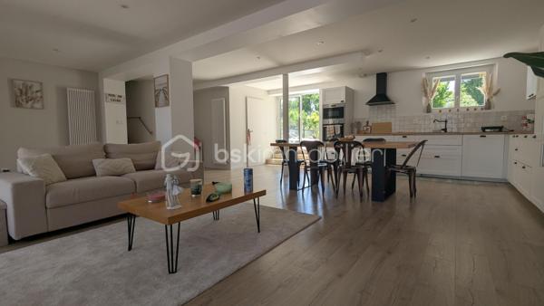 Jimmy GOUGAUD BSK Immo vous propose en exclusivité agence cette belle rénovation récente dans un quartier calme de la commune de FEURS.
Ce bien se compose d'une habitation principale de 163 m2 et d'une dépendance entièrement habitable de 53 m2.
Le tout se situe sur une parcelle de 699m2.

L'habitation de 163 m2 sur deux niveaux s'organise de la manière suivante:
- Au RDC un hall , une vaste pièce de vie très lumineuse, une cuisine équipée ouverte sur cette pièce de vie, une salle de jeu qui pourrait être transformée en  chambre au besoin, une coin buanderie et un WC
- A l'étage, 3 belles chambres dont une possède sa propre terrasse avec la vue sur le terrain, un dressing qui peut aussi se transformer en chambre, une salle de bains avec douche , baignoire et un WC. Ce niveau est climatisé.

La dépendance de 53m2 qui se trouve sur l'avant de la maison et peut être indépendante pour créer une location permanente ou saisonnière elle aussi s'organise sur deux niveaux:
- Au rdc une grande pièce avec un coin cuisine et une buanderie.
- A l'étage une grande chambre avec une salle d'eau.
Cette dépendance est entièrement climatisée

A l'extérieur une belle terrasse exposée sud-Ouest , un espace abrité idéal pour un petit salon d'été, une pergola pour l'espace repas et la piscine de  3,5m/7M sécurisée par une barrière.

L'ensemble a été rénové avec de beaux matériaux avec une finition soignée, aucun travaux a prévoir!!!!
A noter cette dépendance est une vrai "maison" supplémentaire avec un loyer éventuel de 600€ par mois!!!

A VISITER SANS TARDER!!!!