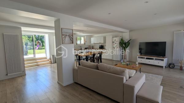 Jimmy GOUGAUD BSK Immo vous propose en exclusivité agence cette belle rénovation récente dans un quartier calme de la commune de FEURS.
Ce bien se compose d'une habitation principale de 163 m2 et d'une dépendance entièrement habitable de 53 m2.
Le tout se situe sur une parcelle de 699m2.

L'habitation de 163 m2 sur deux niveaux s'organise de la manière suivante:
- Au RDC un hall , une vaste pièce de vie très lumineuse, une cuisine équipée ouverte sur cette pièce de vie, une salle de jeu qui pourrait être transformée en  chambre au besoin, une coin buanderie et un WC
- A l'étage, 3 belles chambres dont une possède sa propre terrasse avec la vue sur le terrain, un dressing qui peut aussi se transformer en chambre, une salle de bains avec douche , baignoire et un WC. Ce niveau est climatisé.

La dépendance de 53m2 qui se trouve sur l'avant de la maison et peut être indépendante pour créer une location permanente ou saisonnière elle aussi s'organise sur deux niveaux:
- Au rdc une grande pièce avec un coin cuisine et une buanderie.
- A l'étage une grande chambre avec une salle d'eau.
Cette dépendance est entièrement climatisée

A l'extérieur une belle terrasse exposée sud-Ouest , un espace abrité idéal pour un petit salon d'été, une pergola pour l'espace repas et la piscine de  3,5m/7M sécurisée par une barrière.

L'ensemble a été rénové avec de beaux matériaux avec une finition soignée, aucun travaux a prévoir!!!!
A noter cette dépendance est une vrai "maison" supplémentaire avec un loyer éventuel de 600€ par mois!!!

A VISITER SANS TARDER!!!!