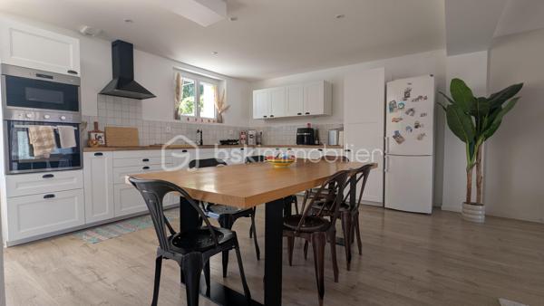 Jimmy GOUGAUD BSK Immo vous propose en exclusivité agence cette belle rénovation récente dans un quartier calme de la commune de FEURS.
Ce bien se compose d'une habitation principale de 163 m2 et d'une dépendance entièrement habitable de 53 m2.
Le tout se situe sur une parcelle de 699m2.

L'habitation de 163 m2 sur deux niveaux s'organise de la manière suivante:
- Au RDC un hall , une vaste pièce de vie très lumineuse, une cuisine équipée ouverte sur cette pièce de vie, une salle de jeu qui pourrait être transformée en  chambre au besoin, une coin buanderie et un WC
- A l'étage, 3 belles chambres dont une possède sa propre terrasse avec la vue sur le terrain, un dressing qui peut aussi se transformer en chambre, une salle de bains avec douche , baignoire et un WC. Ce niveau est climatisé.

La dépendance de 53m2 qui se trouve sur l'avant de la maison et peut être indépendante pour créer une location permanente ou saisonnière elle aussi s'organise sur deux niveaux:
- Au rdc une grande pièce avec un coin cuisine et une buanderie.
- A l'étage une grande chambre avec une salle d'eau.
Cette dépendance est entièrement climatisée

A l'extérieur une belle terrasse exposée sud-Ouest , un espace abrité idéal pour un petit salon d'été, une pergola pour l'espace repas et la piscine de  3,5m/7M sécurisée par une barrière.

L'ensemble a été rénové avec de beaux matériaux avec une finition soignée, aucun travaux a prévoir!!!!
A noter cette dépendance est une vrai "maison" supplémentaire avec un loyer éventuel de 600€ par mois!!!

A VISITER SANS TARDER!!!!