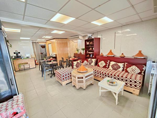 Rue passante, salle de réception, parkings