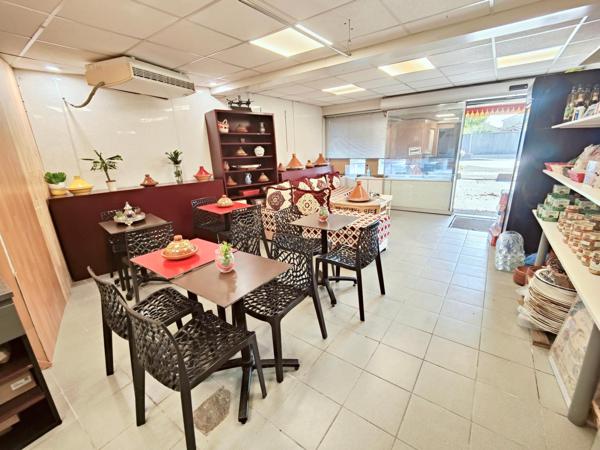 Rue passante, salle de réception, parkings