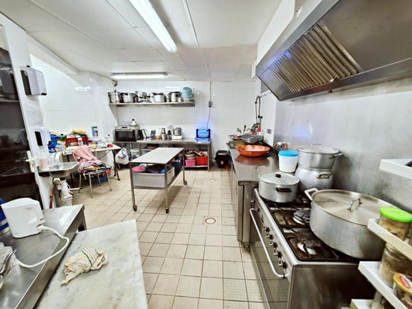 Rue passante, salle de réception, parkings