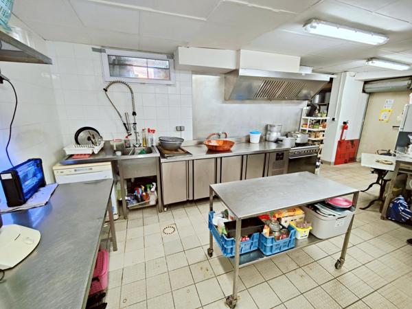 Rue passante, salle de réception, parkings