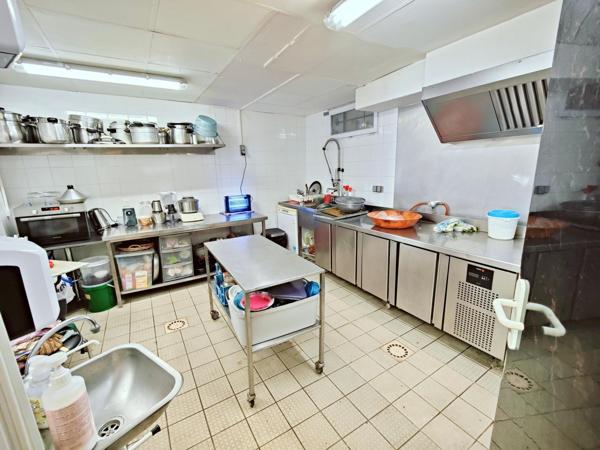 Rue passante, salle de réception, parkings