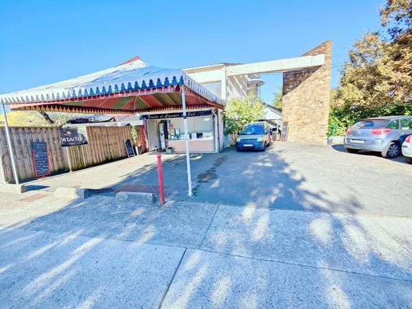 Rue passante, salle de réception, parkings