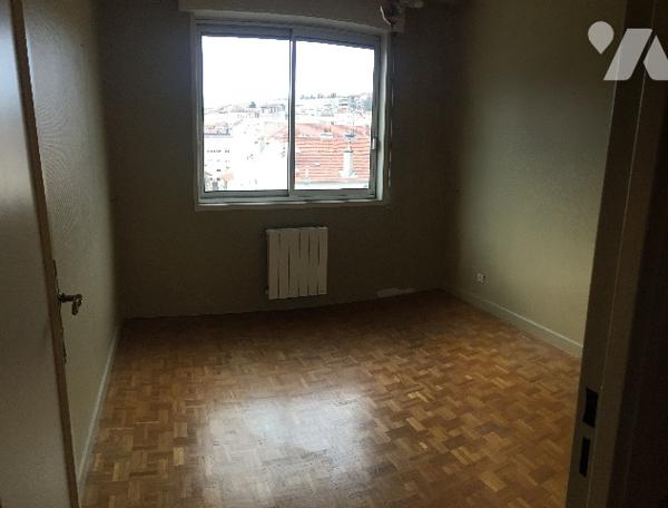 Saint-Etienne Badouillère, rue Voltaire, F4 92 m2, 7 ième, 2/3 Ch, balcon, DPE : D px : 129 000 €