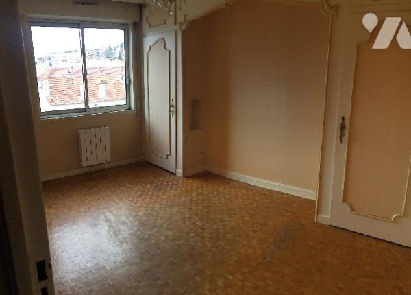 Saint-Etienne Badouillère, rue Voltaire, F4 92 m2, 7 ième, 2/3 Ch, balcon, DPE : D px : 129 000 €