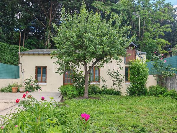 Claire LEMOINE, BSK Immobilier, vous présente en exclusivité cette charmante maison individuelle de 30 m², idéalement située aux bords de Loire, à proximité du quartier Blanqui, à la sortie de Tours.

Cette maison de plain-pied se compose de :
•	Une pièce de vie lumineuse avec cuisine ouverte
•	Une chambre
•	Une salle d’eau avec douche et WC

Le chauffage est assuré par un poêle à granulés complété par des radiateurs électriques, offrant confort et économies d’énergie.

À l’extérieur, vous profiterez d’une terrasse et d’un jardin privatifs, véritable poumon végétalisé en cœur de ville. Un petit appentis complète ce bien.

Stationnement gratuit devant la maison.

Aucun frais de copropriété.

Ce bien rare est idéal pour :
•	Une résidence principale de plain-pied
•	Une personne recherchant un cadre de vie privilégié entre nature et ville
•	Un investissement locatif (Faculté des Tanneurs à 10 min en vélo)
•	Un projet de location saisonnière (logement « vélo-friendly »)

Un bien rare sur le secteur, alliant indépendance, extérieur privatif et proximité immédiate du centre-ville.