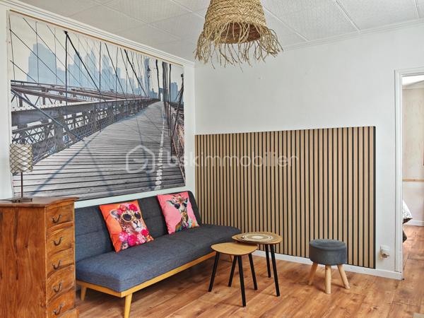 Claire LEMOINE, BSK Immobilier, vous présente en exclusivité cette charmante maison individuelle de 30 m², idéalement située aux bords de Loire, à proximité du quartier Blanqui, à la sortie de Tours.

Cette maison de plain-pied se compose de :
•	Une pièce de vie lumineuse avec cuisine ouverte
•	Une chambre
•	Une salle d’eau avec douche et WC

Le chauffage est assuré par un poêle à granulés complété par des radiateurs électriques, offrant confort et économies d’énergie.

À l’extérieur, vous profiterez d’une terrasse et d’un jardin privatifs, véritable poumon végétalisé en cœur de ville. Un petit appentis complète ce bien.

Stationnement gratuit devant la maison.

Aucun frais de copropriété.

Ce bien rare est idéal pour :
•	Une résidence principale de plain-pied
•	Une personne recherchant un cadre de vie privilégié entre nature et ville
•	Un investissement locatif (Faculté des Tanneurs à 10 min en vélo)
•	Un projet de location saisonnière (logement « vélo-friendly »)

Un bien rare sur le secteur, alliant indépendance, extérieur privatif et proximité immédiate du centre-ville.