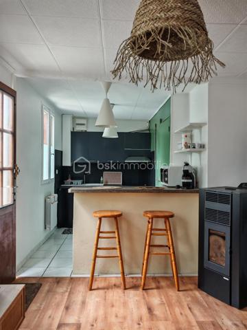 Claire LEMOINE, BSK Immobilier, vous présente en exclusivité cette charmante maison individuelle de 30 m², idéalement située aux bords de Loire, à proximité du quartier Blanqui, à la sortie de Tours.

Cette maison de plain-pied se compose de :
•	Une pièce de vie lumineuse avec cuisine ouverte
•	Une chambre
•	Une salle d’eau avec douche et WC

Le chauffage est assuré par un poêle à granulés complété par des radiateurs électriques, offrant confort et économies d’énergie.

À l’extérieur, vous profiterez d’une terrasse et d’un jardin privatifs, véritable poumon végétalisé en cœur de ville. Un petit appentis complète ce bien.

Stationnement gratuit devant la maison.

Aucun frais de copropriété.

Ce bien rare est idéal pour :
•	Une résidence principale de plain-pied
•	Une personne recherchant un cadre de vie privilégié entre nature et ville
•	Un investissement locatif (Faculté des Tanneurs à 10 min en vélo)
•	Un projet de location saisonnière (logement « vélo-friendly »)

Un bien rare sur le secteur, alliant indépendance, extérieur privatif et proximité immédiate du centre-ville.
