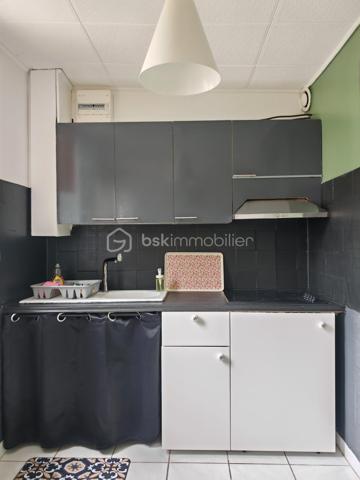 Claire LEMOINE, BSK Immobilier, vous présente en exclusivité cette charmante maison individuelle de 30 m², idéalement située aux bords de Loire, à proximité du quartier Blanqui, à la sortie de Tours.

Cette maison de plain-pied se compose de :
•	Une pièce de vie lumineuse avec cuisine ouverte
•	Une chambre
•	Une salle d’eau avec douche et WC

Le chauffage est assuré par un poêle à granulés complété par des radiateurs électriques, offrant confort et économies d’énergie.

À l’extérieur, vous profiterez d’une terrasse et d’un jardin privatifs, véritable poumon végétalisé en cœur de ville. Un petit appentis complète ce bien.

Stationnement gratuit devant la maison.

Aucun frais de copropriété.

Ce bien rare est idéal pour :
•	Une résidence principale de plain-pied
•	Une personne recherchant un cadre de vie privilégié entre nature et ville
•	Un investissement locatif (Faculté des Tanneurs à 10 min en vélo)
•	Un projet de location saisonnière (logement « vélo-friendly »)

Un bien rare sur le secteur, alliant indépendance, extérieur privatif et proximité immédiate du centre-ville.