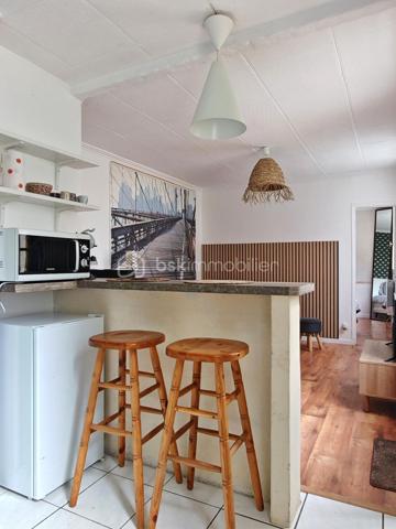 Claire LEMOINE, BSK Immobilier, vous présente en exclusivité cette charmante maison individuelle de 30 m², idéalement située aux bords de Loire, à proximité du quartier Blanqui, à la sortie de Tours.

Cette maison de plain-pied se compose de :
•	Une pièce de vie lumineuse avec cuisine ouverte
•	Une chambre
•	Une salle d’eau avec douche et WC

Le chauffage est assuré par un poêle à granulés complété par des radiateurs électriques, offrant confort et économies d’énergie.

À l’extérieur, vous profiterez d’une terrasse et d’un jardin privatifs, véritable poumon végétalisé en cœur de ville. Un petit appentis complète ce bien.

Stationnement gratuit devant la maison.

Aucun frais de copropriété.

Ce bien rare est idéal pour :
•	Une résidence principale de plain-pied
•	Une personne recherchant un cadre de vie privilégié entre nature et ville
•	Un investissement locatif (Faculté des Tanneurs à 10 min en vélo)
•	Un projet de location saisonnière (logement « vélo-friendly »)

Un bien rare sur le secteur, alliant indépendance, extérieur privatif et proximité immédiate du centre-ville.