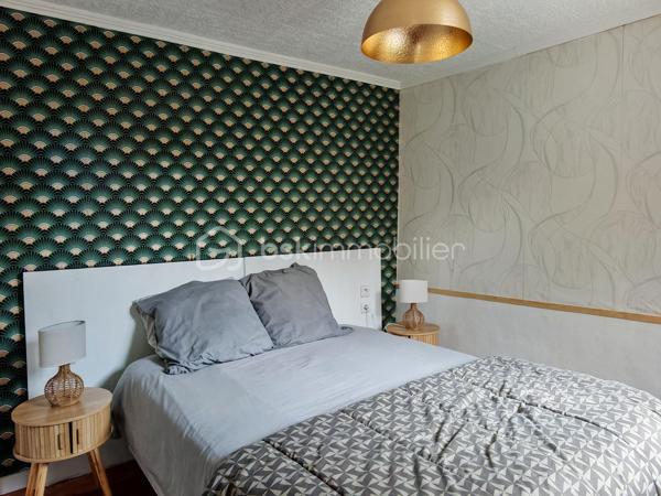 Claire LEMOINE, BSK Immobilier, vous présente en exclusivité cette charmante maison individuelle de 30 m², idéalement située aux bords de Loire, à proximité du quartier Blanqui, à la sortie de Tours.

Cette maison de plain-pied se compose de :
•	Une pièce de vie lumineuse avec cuisine ouverte
•	Une chambre
•	Une salle d’eau avec douche et WC

Le chauffage est assuré par un poêle à granulés complété par des radiateurs électriques, offrant confort et économies d’énergie.

À l’extérieur, vous profiterez d’une terrasse et d’un jardin privatifs, véritable poumon végétalisé en cœur de ville. Un petit appentis complète ce bien.

Stationnement gratuit devant la maison.

Aucun frais de copropriété.

Ce bien rare est idéal pour :
•	Une résidence principale de plain-pied
•	Une personne recherchant un cadre de vie privilégié entre nature et ville
•	Un investissement locatif (Faculté des Tanneurs à 10 min en vélo)
•	Un projet de location saisonnière (logement « vélo-friendly »)

Un bien rare sur le secteur, alliant indépendance, extérieur privatif et proximité immédiate du centre-ville.