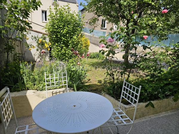 Claire LEMOINE, BSK Immobilier, vous présente en exclusivité cette charmante maison individuelle de 30 m², idéalement située aux bords de Loire, à proximité du quartier Blanqui, à la sortie de Tours.

Cette maison de plain-pied se compose de :
•	Une pièce de vie lumineuse avec cuisine ouverte
•	Une chambre
•	Une salle d’eau avec douche et WC

Le chauffage est assuré par un poêle à granulés complété par des radiateurs électriques, offrant confort et économies d’énergie.

À l’extérieur, vous profiterez d’une terrasse et d’un jardin privatifs, véritable poumon végétalisé en cœur de ville. Un petit appentis complète ce bien.

Stationnement gratuit devant la maison.

Aucun frais de copropriété.

Ce bien rare est idéal pour :
•	Une résidence principale de plain-pied
•	Une personne recherchant un cadre de vie privilégié entre nature et ville
•	Un investissement locatif (Faculté des Tanneurs à 10 min en vélo)
•	Un projet de location saisonnière (logement « vélo-friendly »)

Un bien rare sur le secteur, alliant indépendance, extérieur privatif et proximité immédiate du centre-ville.