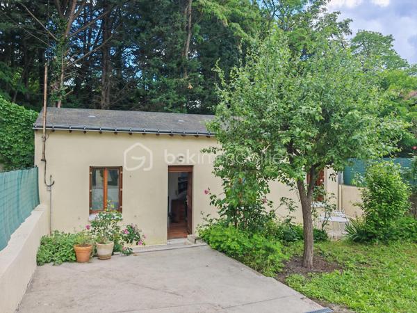 Claire LEMOINE, BSK Immobilier, vous présente en exclusivité cette charmante maison individuelle de 30 m², idéalement située aux bords de Loire, à proximité du quartier Blanqui, à la sortie de Tours.

Cette maison de plain-pied se compose de :
•	Une pièce de vie lumineuse avec cuisine ouverte
•	Une chambre
•	Une salle d’eau avec douche et WC

Le chauffage est assuré par un poêle à granulés complété par des radiateurs électriques, offrant confort et économies d’énergie.

À l’extérieur, vous profiterez d’une terrasse et d’un jardin privatifs, véritable poumon végétalisé en cœur de ville. Un petit appentis complète ce bien.

Stationnement gratuit devant la maison.

Aucun frais de copropriété.

Ce bien rare est idéal pour :
•	Une résidence principale de plain-pied
•	Une personne recherchant un cadre de vie privilégié entre nature et ville
•	Un investissement locatif (Faculté des Tanneurs à 10 min en vélo)
•	Un projet de location saisonnière (logement « vélo-friendly »)

Un bien rare sur le secteur, alliant indépendance, extérieur privatif et proximité immédiate du centre-ville.