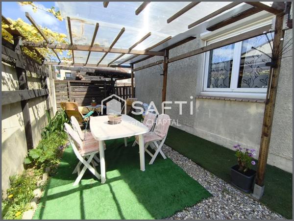 Maison avec jardin et garage.