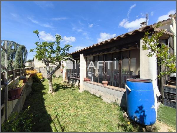 Maison avec jardin et garage.