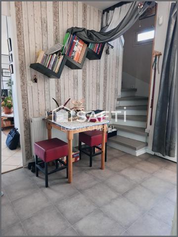 Maison avec jardin et garage.