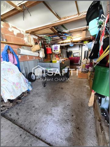 Maison avec jardin et garage.