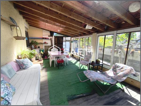 Maison avec jardin et garage.