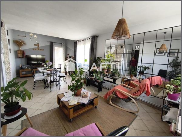 Maison avec jardin et garage.