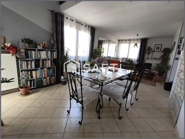 Maison avec jardin et garage.