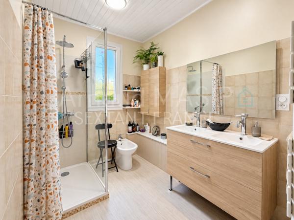 BIEN ATYPIQUE BEAUX VOLUMES 170 M² HAB PLUS RDC 170 m², GGE, TERRASSE INTIMISTE, 54KM DE PERPIGNAN