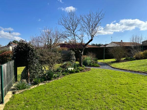 Maison à vendre - 3 chambres + 1 bureau - 847 m² de jardin à MONTAIGU VENDEE (85)