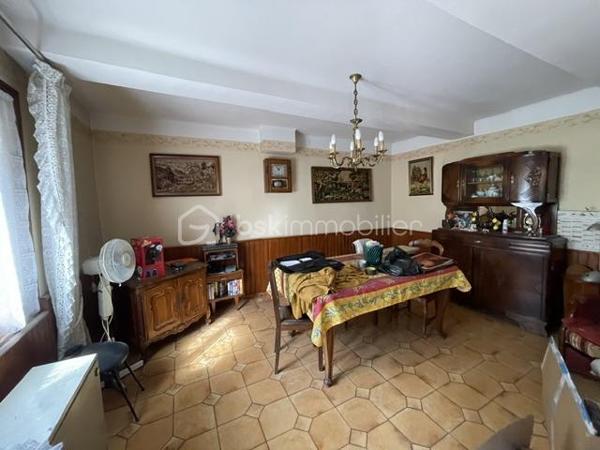 VINON-SUR-VERDON MAISON DE VILLAGE A RÉNOVER 90M² ENVIRON, GARAGE

Cette maison de village à rénover entièrement sur 2 niveau est composée comme suit :
Au rez de chaussée une pièce de vie, une cuisine, un WC et un beau garage
Au premier étage, 3 chambres, un WC, une salle de bain et une pièce supplémentaire pouvant servir de dressing, bureau ou autre
Un grenier total complète l'ensemble, pouvant être aménagé
Gros potentiel, idéal premier achat 
A visiter sans plus tarder