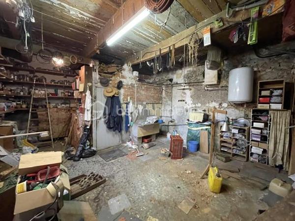 VINON-SUR-VERDON MAISON DE VILLAGE A RÉNOVER 90M² ENVIRON, GARAGE

Cette maison de village à rénover entièrement sur 2 niveau est composée comme suit :
Au rez de chaussée une pièce de vie, une cuisine, un WC et un beau garage
Au premier étage, 3 chambres, un WC, une salle de bain et une pièce supplémentaire pouvant servir de dressing, bureau ou autre
Un grenier total complète l'ensemble, pouvant être aménagé
Gros potentiel, idéal premier achat 
A visiter sans plus tarder
