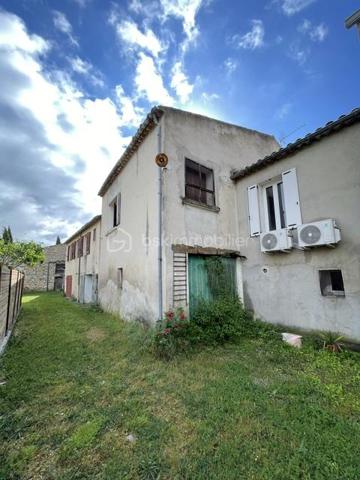 VINON-SUR-VERDON MAISON DE VILLAGE A RÉNOVER 90M² ENVIRON, GARAGE

Cette maison de village à rénover entièrement sur 2 niveau est composée comme suit :
Au rez de chaussée une pièce de vie, une cuisine, un WC et un beau garage
Au premier étage, 3 chambres, un WC, une salle de bain et une pièce supplémentaire pouvant servir de dressing, bureau ou autre
Un grenier total complète l'ensemble, pouvant être aménagé
Gros potentiel, idéal premier achat 
A visiter sans plus tarder