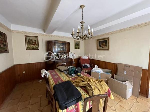 VINON-SUR-VERDON MAISON DE VILLAGE A RÉNOVER 90M² ENVIRON, GARAGE

Cette maison de village à rénover entièrement sur 2 niveau est composée comme suit :
Au rez de chaussée une pièce de vie, une cuisine, un WC et un beau garage
Au premier étage, 3 chambres, un WC, une salle de bain et une pièce supplémentaire pouvant servir de dressing, bureau ou autre
Un grenier total complète l'ensemble, pouvant être aménagé
Gros potentiel, idéal premier achat 
A visiter sans plus tarder