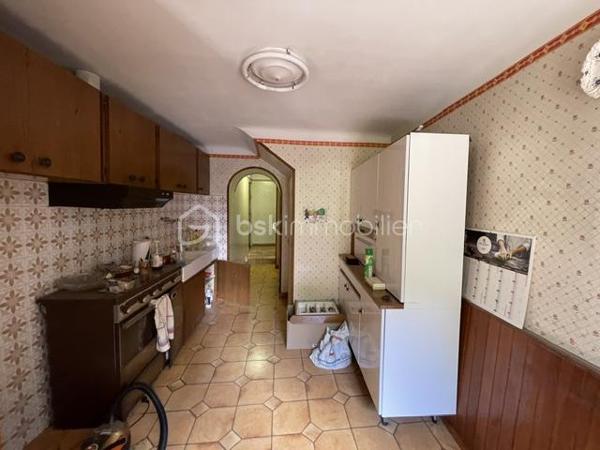 VINON-SUR-VERDON MAISON DE VILLAGE A RÉNOVER 90M² ENVIRON, GARAGE

Cette maison de village à rénover entièrement sur 2 niveau est composée comme suit :
Au rez de chaussée une pièce de vie, une cuisine, un WC et un beau garage
Au premier étage, 3 chambres, un WC, une salle de bain et une pièce supplémentaire pouvant servir de dressing, bureau ou autre
Un grenier total complète l'ensemble, pouvant être aménagé
Gros potentiel, idéal premier achat 
A visiter sans plus tarder
