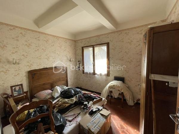 VINON-SUR-VERDON MAISON DE VILLAGE A RÉNOVER 90M² ENVIRON, GARAGE

Cette maison de village à rénover entièrement sur 2 niveau est composée comme suit :
Au rez de chaussée une pièce de vie, une cuisine, un WC et un beau garage
Au premier étage, 3 chambres, un WC, une salle de bain et une pièce supplémentaire pouvant servir de dressing, bureau ou autre
Un grenier total complète l'ensemble, pouvant être aménagé
Gros potentiel, idéal premier achat 
A visiter sans plus tarder